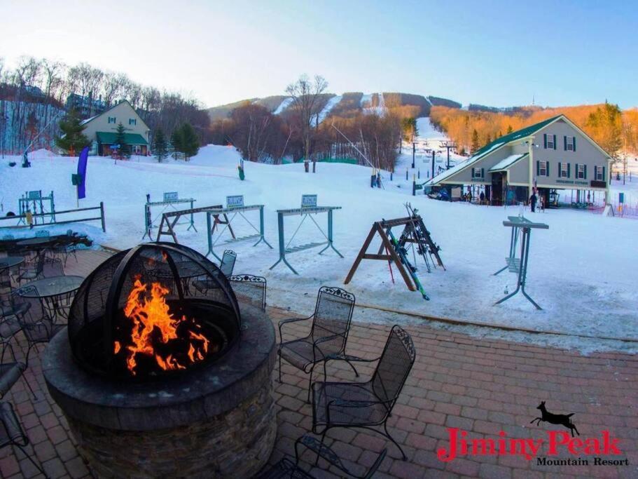 Deluxe Ski On Off 1Br Suite Sleeps 4 On Jiminy Mtn Hancock Eksteriør billede