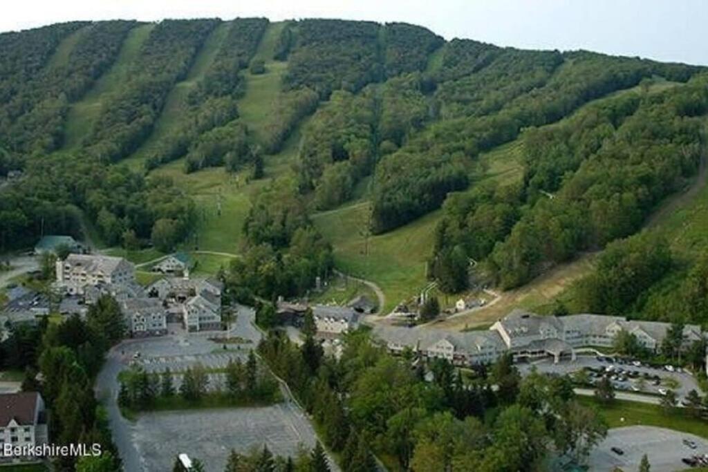Deluxe Ski On Off 1Br Suite Sleeps 4 On Jiminy Mtn Hancock Eksteriør billede